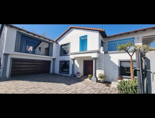 6 BEDROOM HOUSE FOR SALE IN HEUWELSIG ESTATE